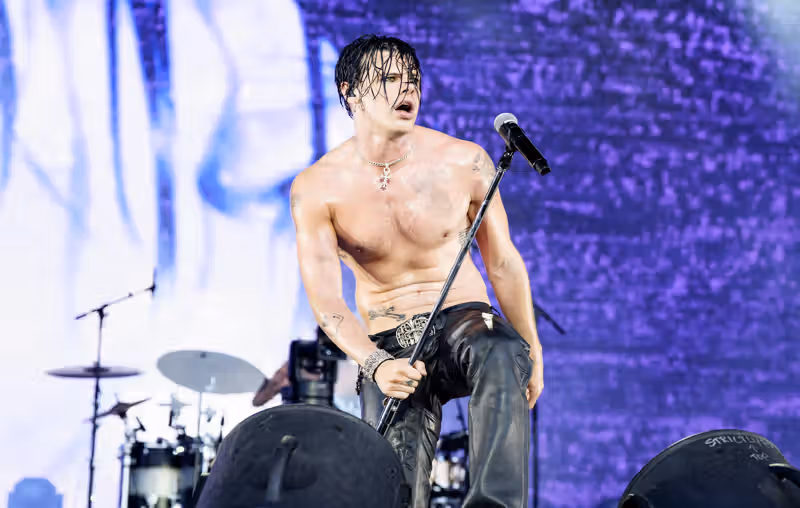 Artists and entertainment world figures share support for Yungblud after emotional speech following “industry plant” accusations