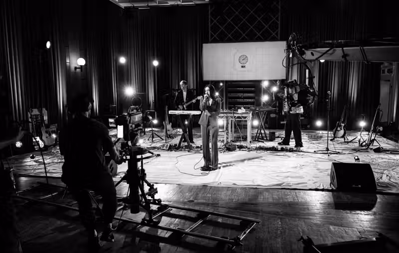 Charli XCX records intimate performance and interview from Maida Vale, says ‘2007’ is “about making TikToks”