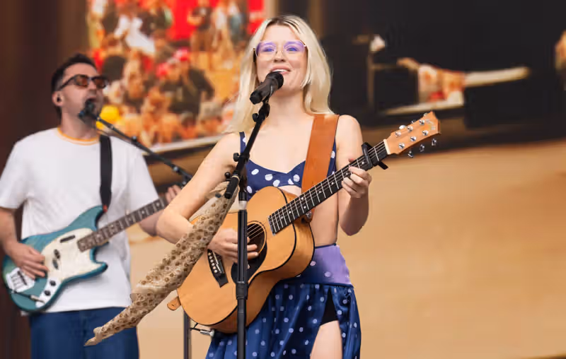 Watch Maisie Peters cover Dolly Parton’s ‘Here You Come Again’ at Reading 2026