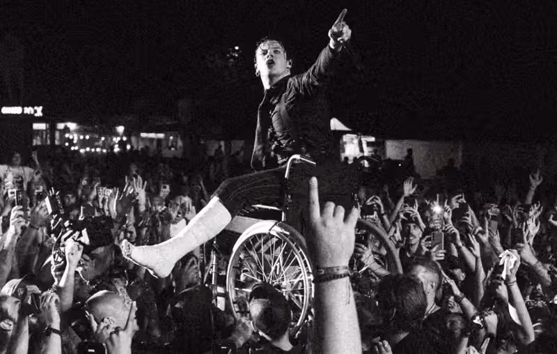 Watch Yungblud crowdsurf in a wheelchair after breaking his leg