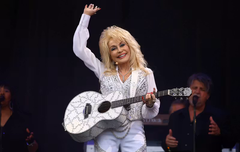 Fans and Emily Eavis remember Dolly Parton’s “biggest ever” Glastonbury 2014 legends slot performance