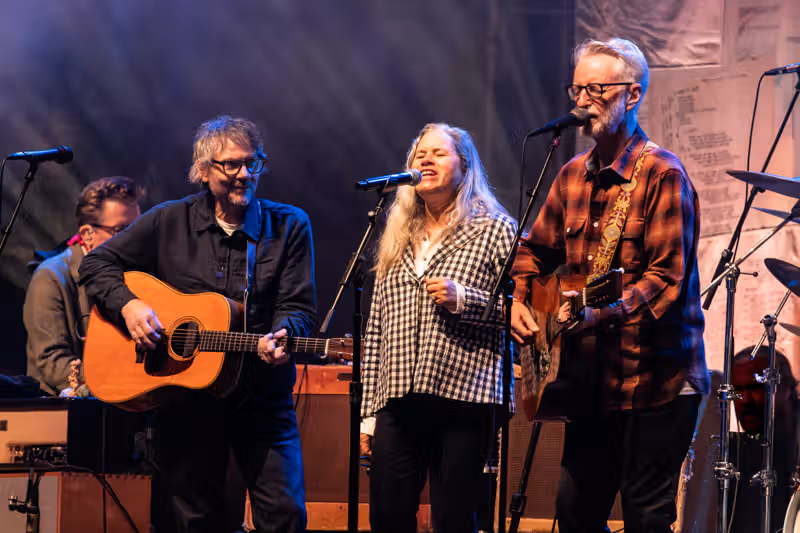 Watch Wilco & Billy Bragg play first ‘Mermaid Ave’ set ft. Natalie Merchant ++ more from day 1 of Solid Sound