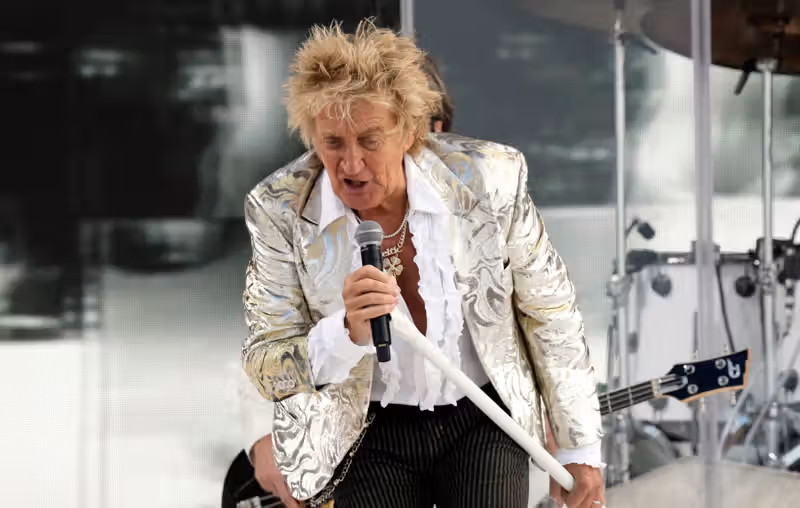 Rod Stewart jokes with crowd after nearly fainting onstage: “Would you mind if I sat down for this one?”