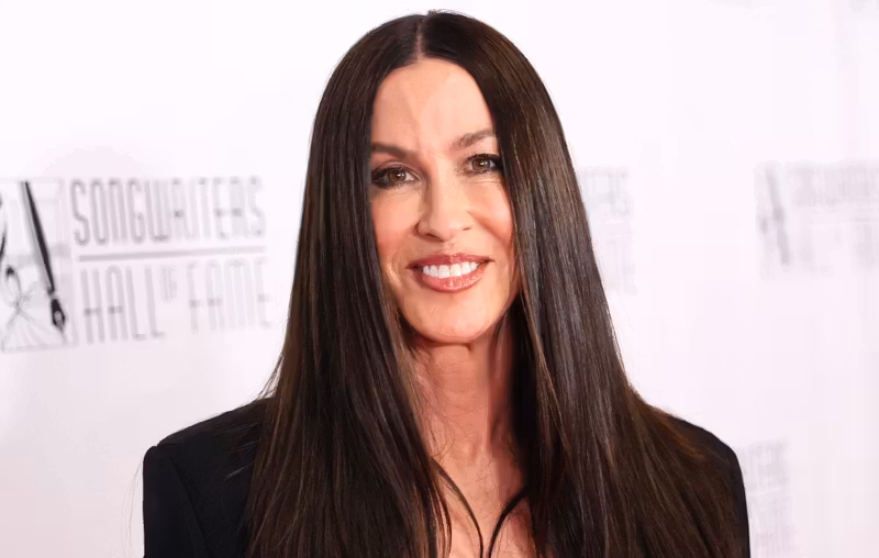 Alanis Morissette accuses ex-tour manager of extortion scheme over airport drugs in lawsuit