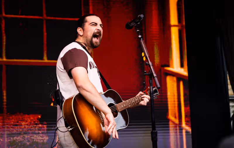 Noah Kahan calls out fans for stealing road signs and shitting in their seats at gigs: “If you have to poop at a show please dear god just go to the bathroom”