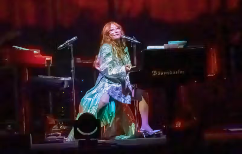 Watch Tori Amos cover ‘Falling Slowly’ in tribute to Glen Hansard