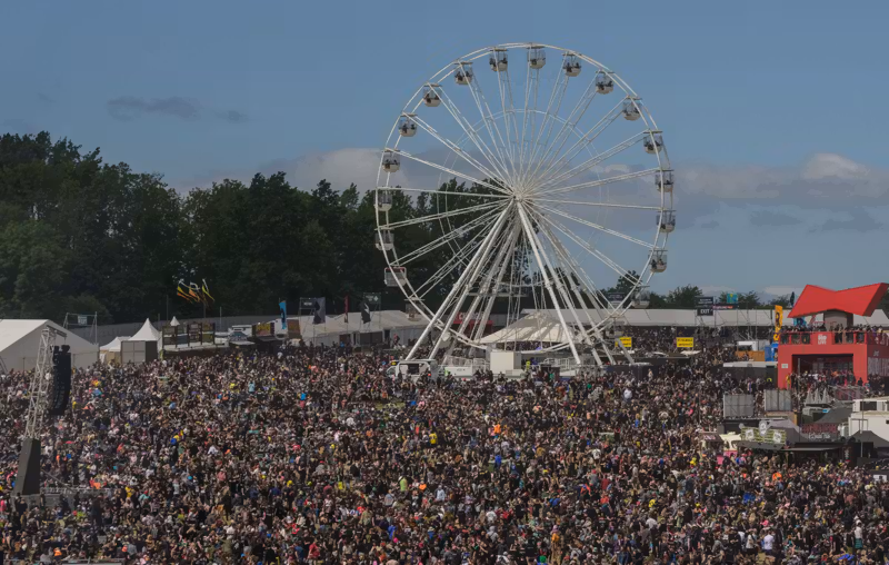 Police are investigating couple allegedly “having sex” on Download festival ferris wheel before Guns N’ Roses