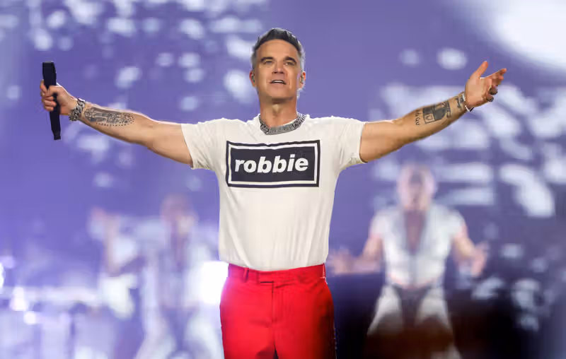 Watch Robbie Williams surprise fans by busking ‘Angels’ on streets of Seville